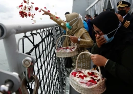 Family members pay their respects and scatter petals at the spot where Sriwijaya Air flight SJ182 crashed into the sea last month [File: Ajeng Dinar Ulfiana/Reuters]